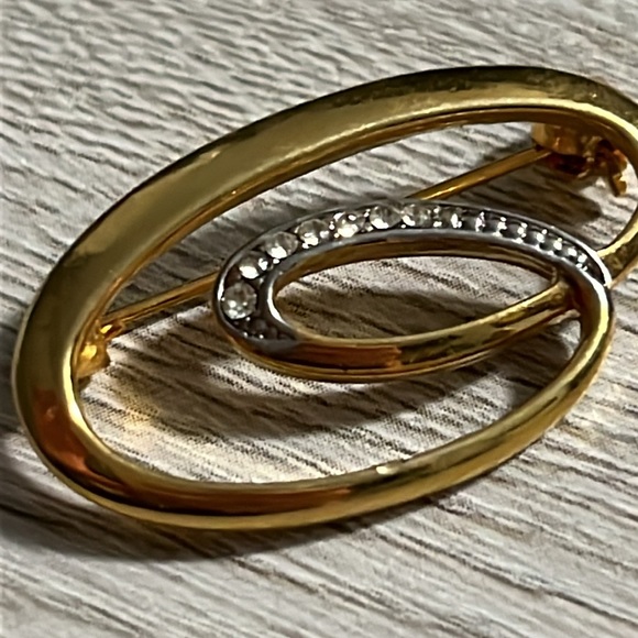 Vintage Gold Tone Brooch - Picture 2 of 4